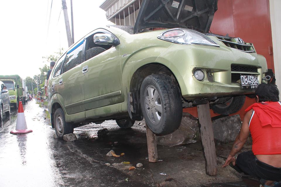 Tabrak Pembatas Jalan, Toyota Avanza Rinsek